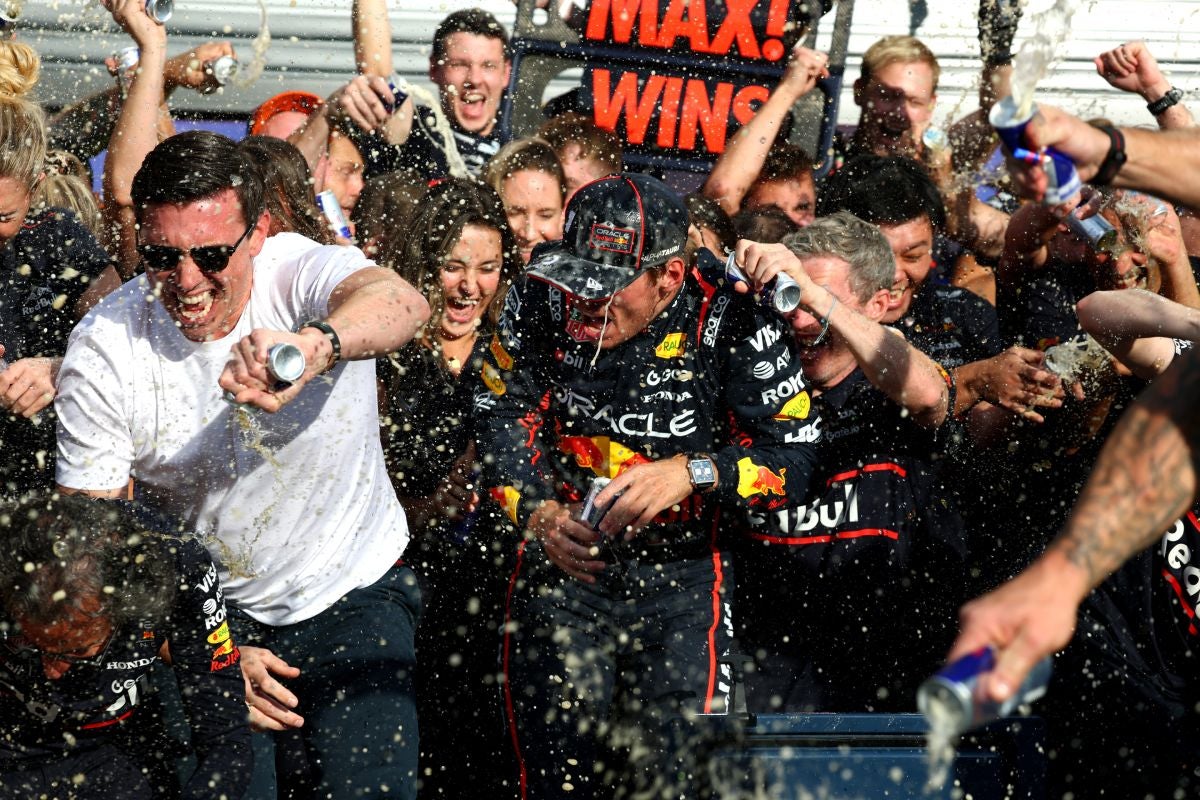 Verstappen logró una victoria que le da un poco de vida 